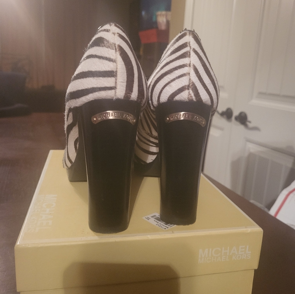 Michael Kors Black and White Elegant Heels - Picture 3 of 4